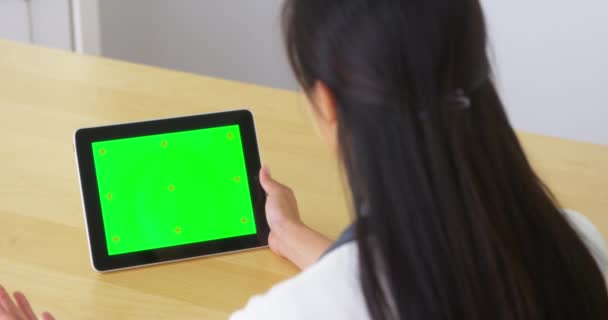 Medico Cinese Che Parla Con Tablet Con Schermo Verde — Video Stock