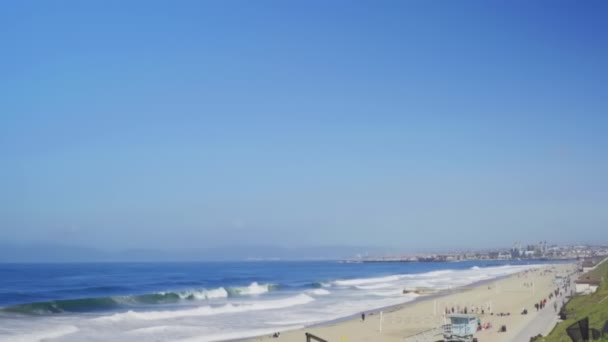 Velké Vlny Narážející Redondo Beach Nasycenou Modrou Oblohou Pro Zelenou — Stock video