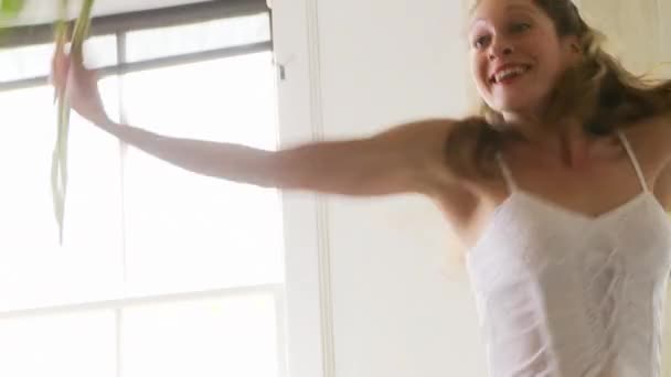 Mujer Bailando Con Girasoles — Vídeo de stock