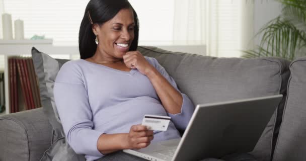 Excitada Mulher Negra Sênior Comprando Online Computador Portátil — Vídeo de Stock