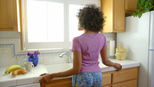 Женщина Смотрит Окно Кухне — стоковое видео
