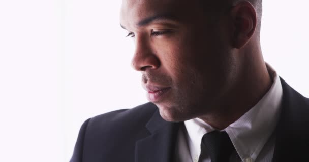 Προφίλ Του Όμορφος Μαύρος Άνδρας Φορώντας Ένα Κοστούμι — Αρχείο Βίντεο