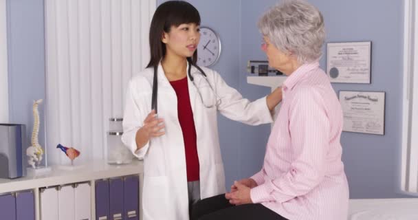 Kinesiska Läkare Prata Med Äldre Patient — Stockvideo
