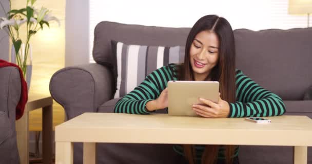 Japanerin Benutzt Tablet Auf Couchtisch — Stockvideo
