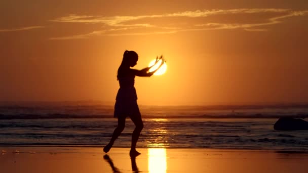 Beach Ballet Při Západu Slunce Zpomaleném Filmu — Stock video