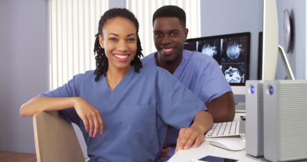 Dos Enfermeras Afroamericanas Sentadas Estación Enfermeras — Vídeos de Stock