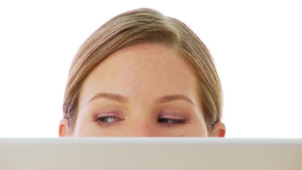 Zbliżenie Oczy Śmieszne Wyrażenia Przez Laptop — Wideo stockowe