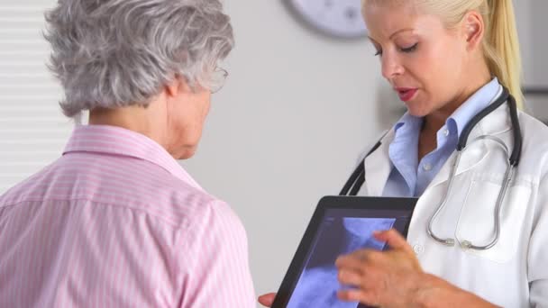 Close Médico Usando Computador Tablet Para Exibir Paciente Raios Fro — Vídeo de Stock