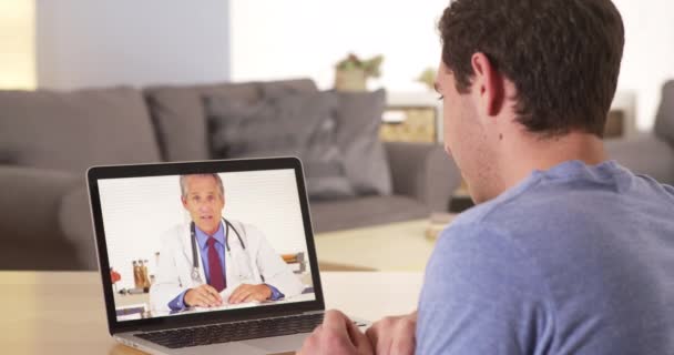 Paciente Que Usa Portátil Para Hablar Con Médico — Vídeos de Stock