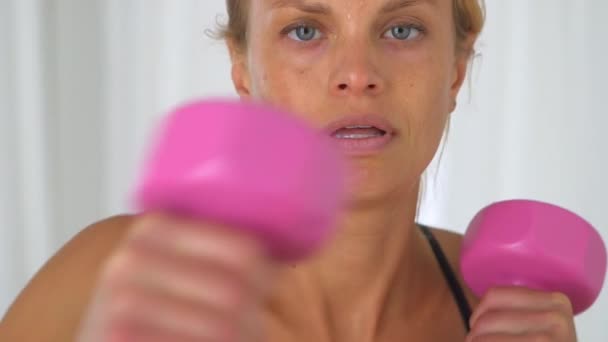 Gesunde Frau Wirft Schläge Mit Gewichten — Stockvideo
