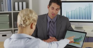 İşadamı patronuna bir fikir veriyor.