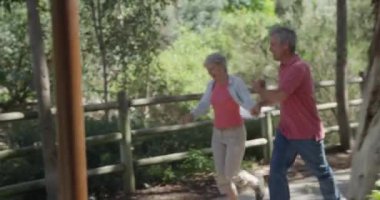 Mutlu olgun çift köprüye doğru koşuyor.