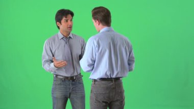 İş adamları yeşil ekranda iş kıyafetleriyle konuşuyorlar.