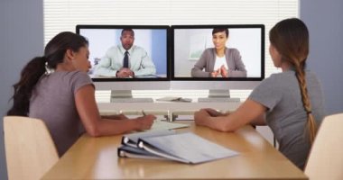 Profesyonel ekibi, video konferans sahip çok etnik gruptan oluşan iş arkadaşları