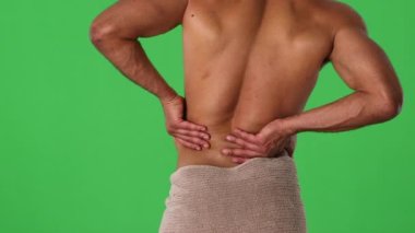 Sırtı ağrıyan bir adam