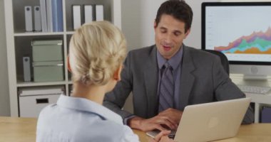 İşadamı, menajerinin onayını aldıktan sonra gülümsüyor.