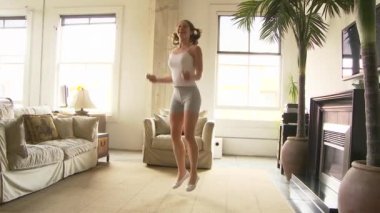 Evde ip atlayan bir kadın.