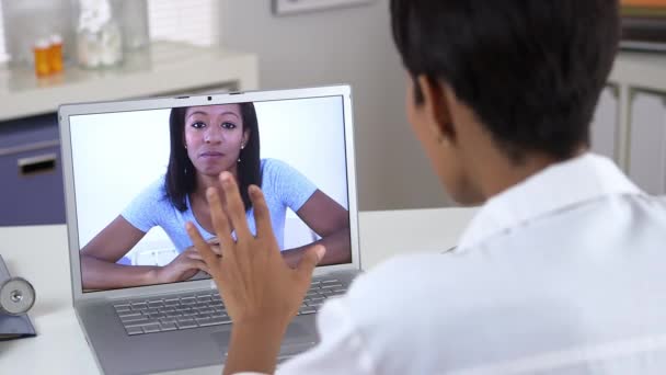 Africano Mulher Vídeo Conversando Com Médico — Vídeo de Stock
