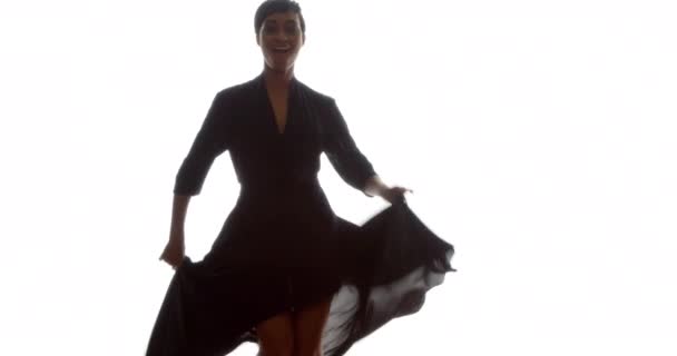 Vrouw Zwart Jurk Dansen Slow Motion Flipping Jurk — Stockvideo