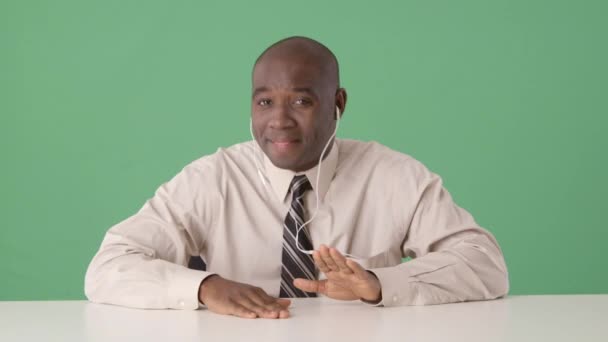 Афроамериканский Бизнесмен Слушает Музыку Столом — стоковое видео