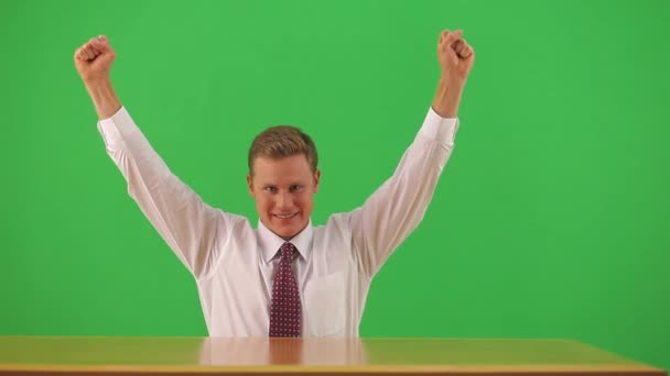 Бизнесмен Сидящий Столом Празднующий Поднятыми Руками — стоковое видео