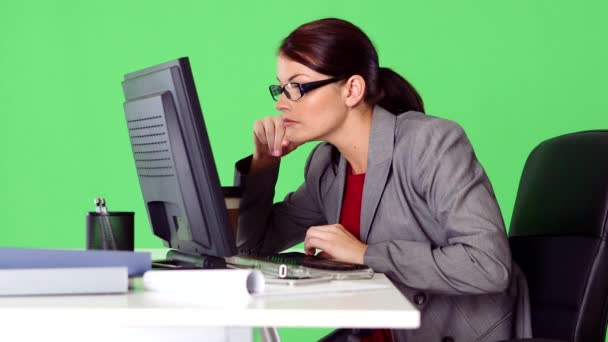 Fiatal Üzletasszony Dolgozik Számítógép Íróasztal — Stock videók