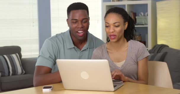 Feliz Jovem Casal Negro Rindo Assistindo Vídeo Engraçado Laptop — Vídeo de Stock