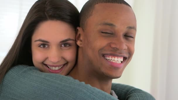 Mutlu Afrikalı Amerikalı Beyaz Çift Gülümsüyor — Stok video