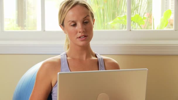 Mulher Usando Computador Portátil — Vídeo de Stock