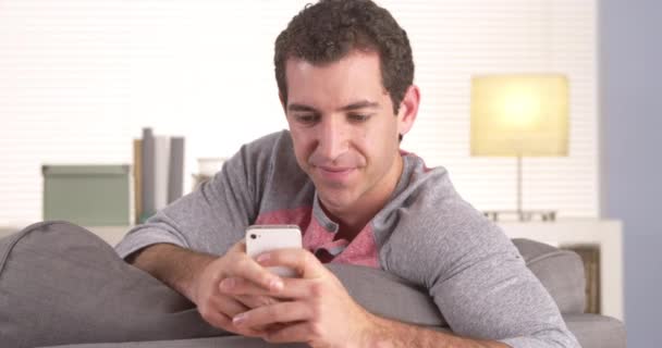 男人开心地在智能手机上的发短信 — 图库视频影像