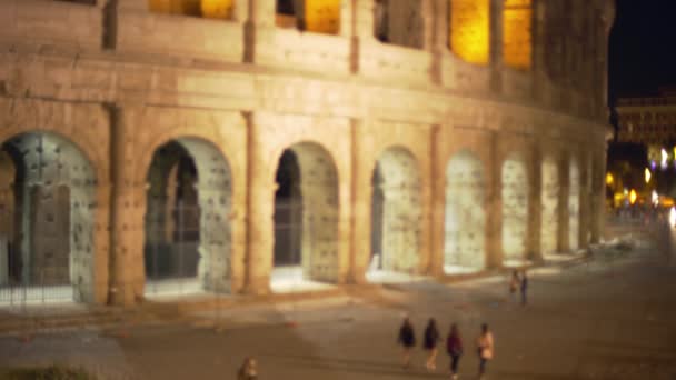 Крупный План Древнего Колизея Ночным Освещением Современной Европейской Обстановке Нефокус — стоковое видео