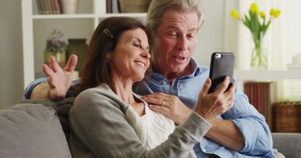 Feliz Pareja Personas Mayores Usando Smartphone Sofá — Vídeos de Stock