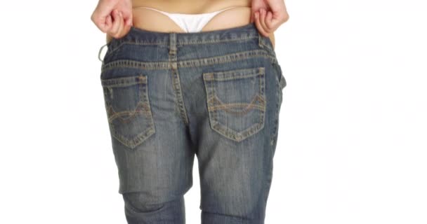 Attraktiv Kinesisk Kvinna Sätta Ett Par Jeans — Stockvideo