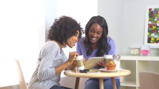 Amici Afroamericani Che Utilizzano Tablet Caf — Video Stock
