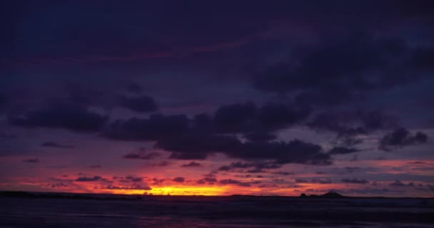Piatto Sfondo Sfocato Bel Tramonto Viola Arancione Sulla Spiaggia Costa — Video Stock