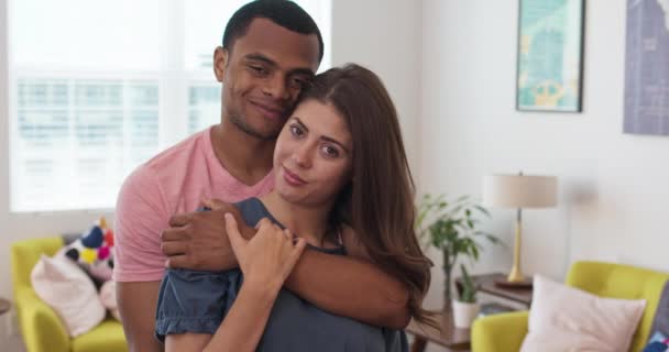 Retrato Joven Milenario Sonriente Que Abrazan Sala Estar Pareja Afroamericana — Vídeo de stock