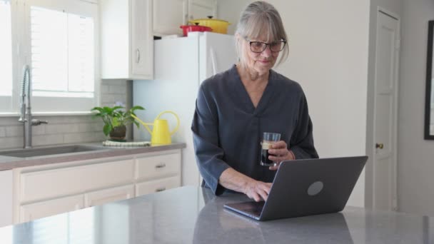 Dolly Shot Senior Hvid Kvinde Ved Hjælp Bærbar Computer Køkkenet – Stock-video