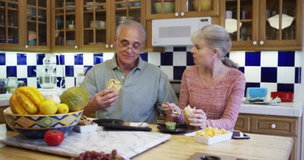 Старшая Пара Обедает Вместе Кухне — стоковое видео