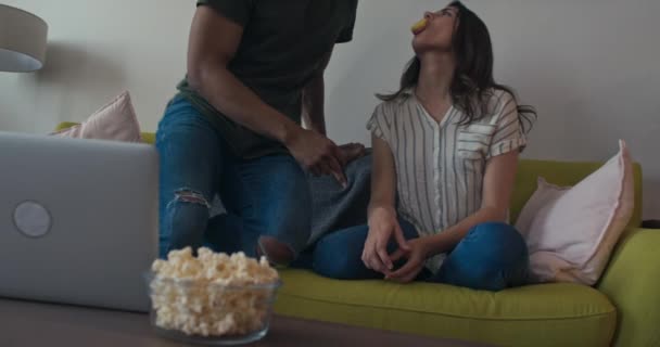 Homem Negro Alimentando Sua Namorada Pedaço Fruta Como Ele Junta — Vídeo de Stock