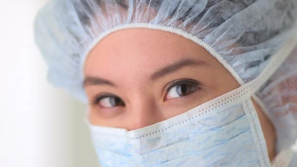Κοντινό Πλάνο Της Κινέζας Γιατρού Γυναίκα Φορώντας Χειρουργική Μάσκα — Αρχείο Βίντεο