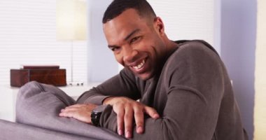 Afrika yakışıklı kanepede oturan