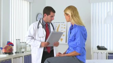 Doktor kadının bileğini kontrol ediyor.