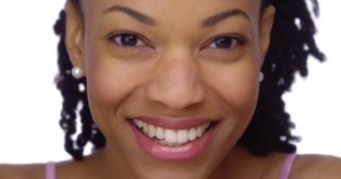 Kameraya bakarak mutlu siyah kadın