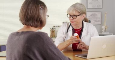 Reçeteli ilaç vererek kıdemli doktor hasta