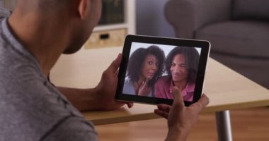 Yakınlarına tablet ile konuşan Afrika adam