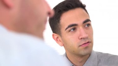 İki işadamı toplantıda konuşuyor.