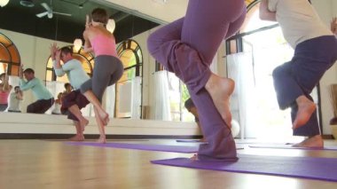 İnsanlar yoga sınıfı