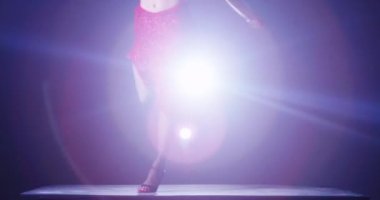 Kırmızı elbiseli Arjantinli kadın flamenko dansı yapıyor.
