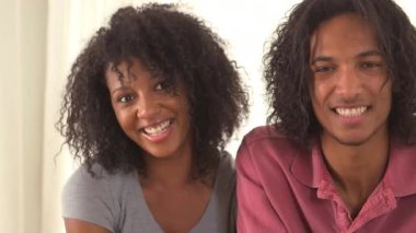 Siyah çift kameraya veda ediyor.