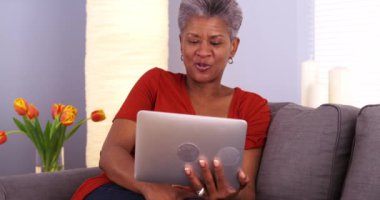 Olgun Afrikalı kadın mutlu Webcam tablet